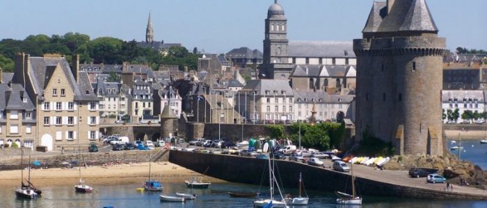 Динан - один из самых красивых городов Бретани. Опоясывающая старый город крепостная стена, древние церкви, живописные узкие улицы,