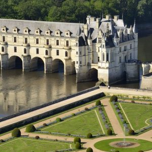 "Дворец Дам", Шенонсо - один из самых красивых замков долины реки Луары. Он интересен своей историей и архитектурой, коллекцией мебели, шпалер, картин известных мастеров. Замком был очарован король Франциск I, позже Шенонсо был подарен Генрихом II