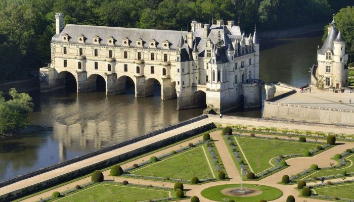 "Дворец Дам", Шенонсо - один из самых красивых замков долины реки Луары. Он интересен своей историей и архитектурой, коллекцией мебели, шпалер, картин известных мастеров. Замком был очарован король Франциск I, позже Шенонсо был подарен Генрихом II